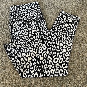 EUC Zyia Black and White Leopard Pocket Light n Tight Hi-rise 7/8 24"